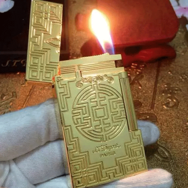 Bật lửa S.T.Dupont màu vàng hoa văn cổ khắc chữ S.T.Dupont - Mã SP: BLD098